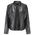 Veste en cuir noir pour femme avec fermeture éclair, détails matelassés sur les épaules, poches zippées, style motard élégant et moderne.