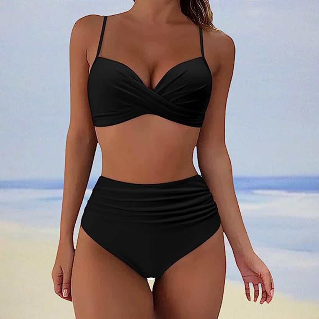 Femme en bikini noir à taille haute sur fond de plage, maillot de bain élégant, mode été, tenue de bain tendance, style balnéaire.