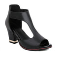 Chaussure à talon noir en cuir synthétique, design découpé, bout ouvert, talon carré, élégante et moderne, idéale pour soirées et occasions spéciales.