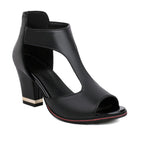 Chaussure à talon noir en cuir synthétique, design découpé, bout ouvert, talon carré, élégante et moderne, idéale pour soirées et occasions spéciales.