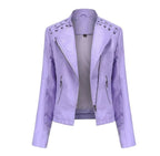 Veste en cuir violet clair pour femme avec fermeture éclair, détails lacés aux épaules, style moderne et élégant. Mode féminine tendance.
