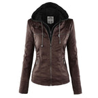 Veste en cuir marron pour femme avec capuche noire, fermeture éclair, poches zippées, design moderne et élégant. Mode automne-hiver tendance.