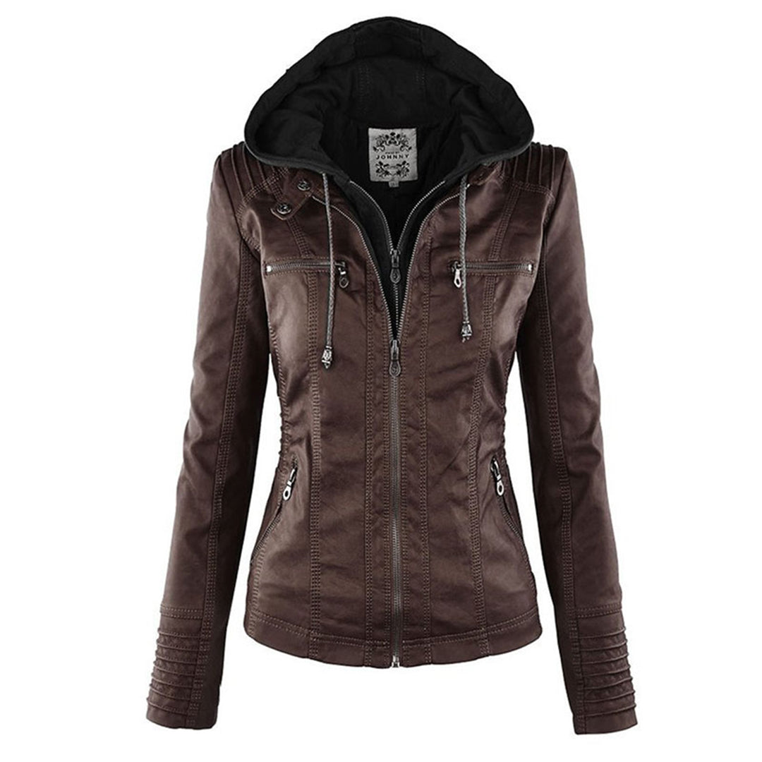 Veste en cuir marron pour femme avec capuche noire, fermeture éclair, poches zippées, design moderne et élégant. Mode automne-hiver tendance.