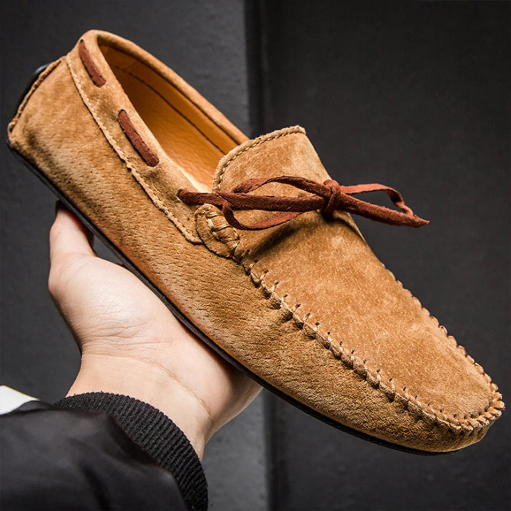 Mocassin en daim marron clair pour homme, style décontracté, avec lacets en cuir, cousu main, idéal pour mode masculine et confort quotidien.