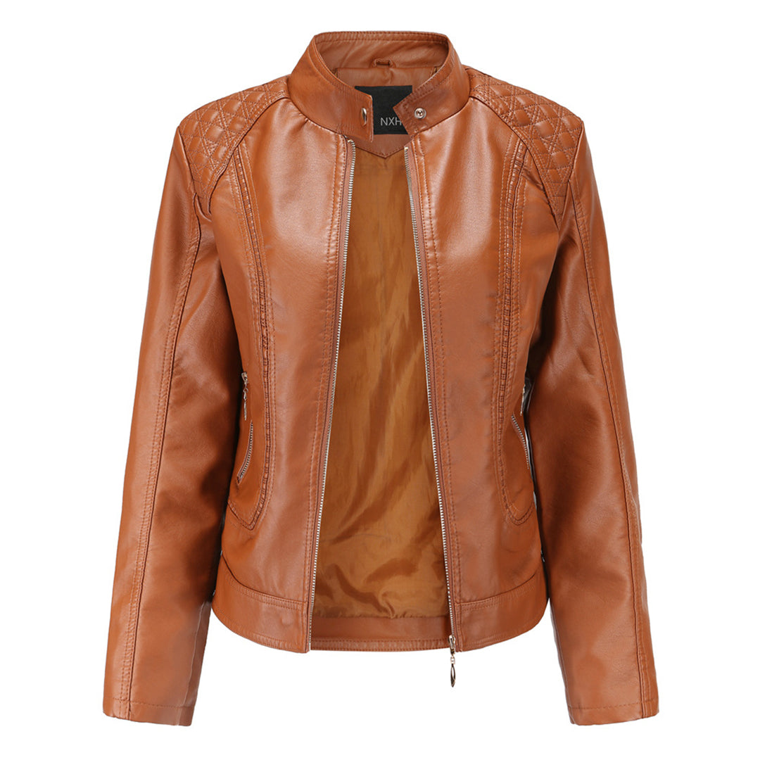 Veste en cuir marron pour femme avec col montant, fermeture éclair, détails matelassés aux épaules. Mode élégante, tendance automne-hiver.