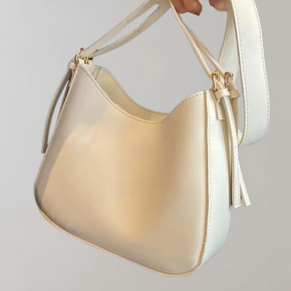Sac à main en cuir blanc élégant avec bandoulière, design minimaliste, idéal pour la mode féminine. Accessoire chic et tendance.