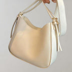 Sac à main en cuir blanc élégant avec bandoulière, design minimaliste, idéal pour la mode féminine. Accessoire chic et tendance.