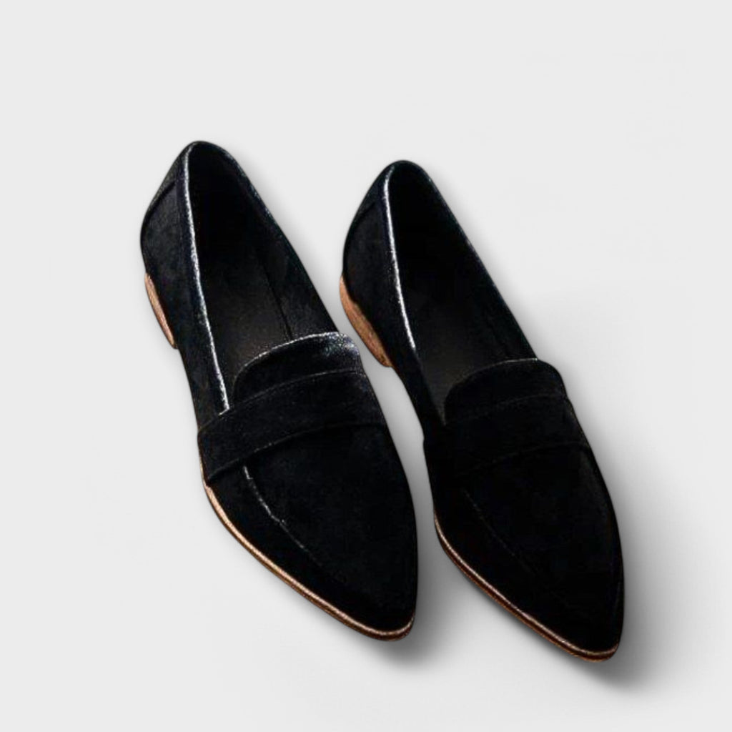 Mocassins noirs en velours pour femme, élégants et modernes, avec bout pointu et semelle marron clair, sur fond blanc. Chaussures tendance.