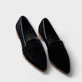 Mocassins noirs en velours pour femme, élégants et modernes, avec bout pointu et semelle marron clair, sur fond blanc. Chaussures tendance.