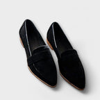 Mocassins noirs en velours pour femme, élégants et modernes, avec bout pointu et semelle marron clair, sur fond blanc. Chaussures tendance.