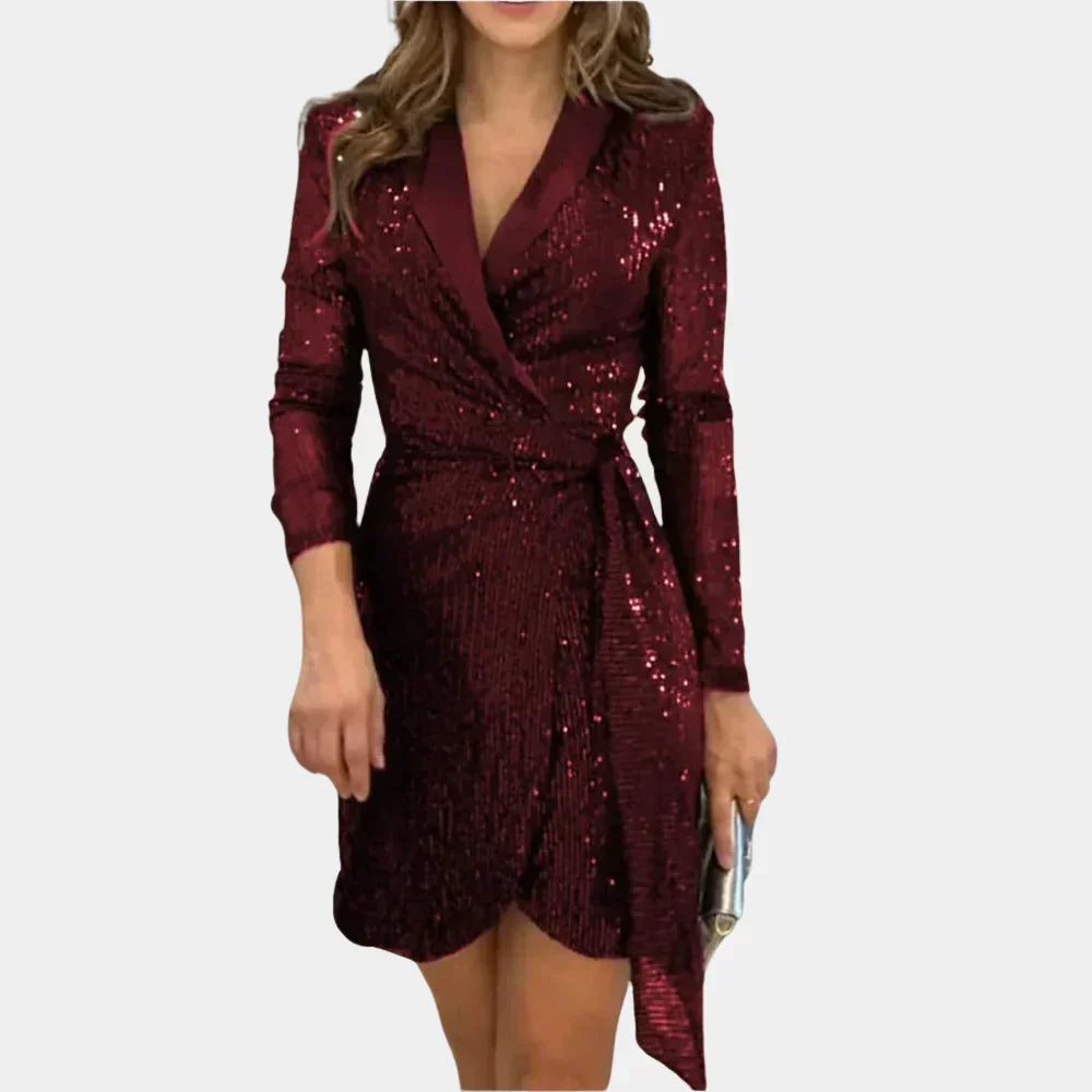 Robe courte à paillettes bordeaux, manches longues, col châle, ceinture nouée, tenue élégante pour soirée ou événement spécial.