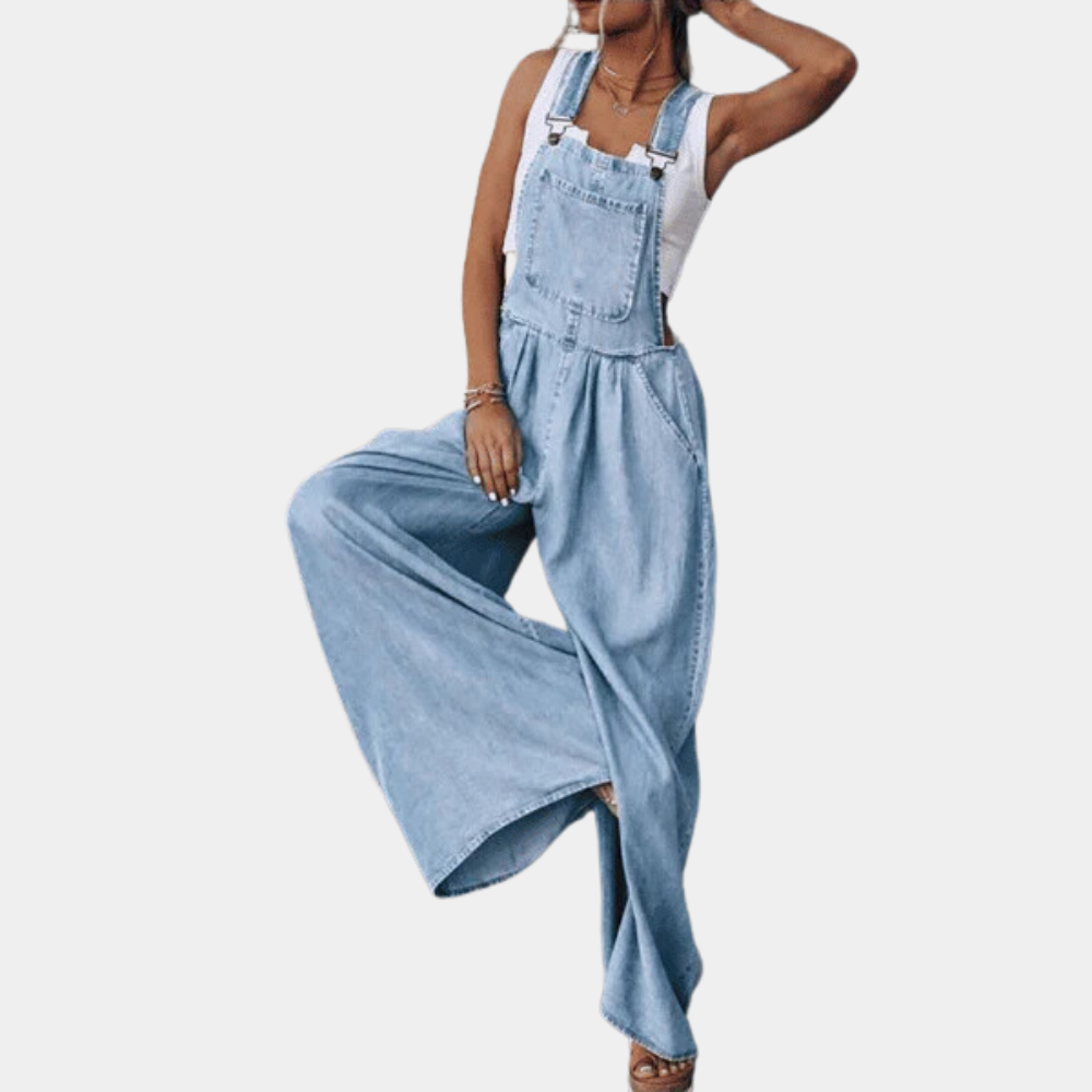 Salopette en jean bleu clair pour femme, style décontracté, jambes larges, avec un débardeur blanc. Mode tendance, tenue estivale chic.