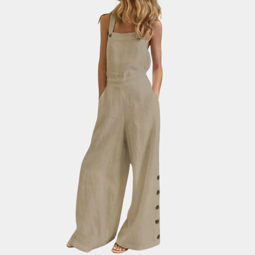 Combinaison femme en lin beige, style décontracté, avec boutons latéraux et poches, idéale pour l'été. Mode féminine tendance et confortable.