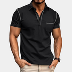 Homme portant un polo noir élégant avec coutures contrastées, manches courtes, poche poitrine, et col boutonné, style décontracté chic.