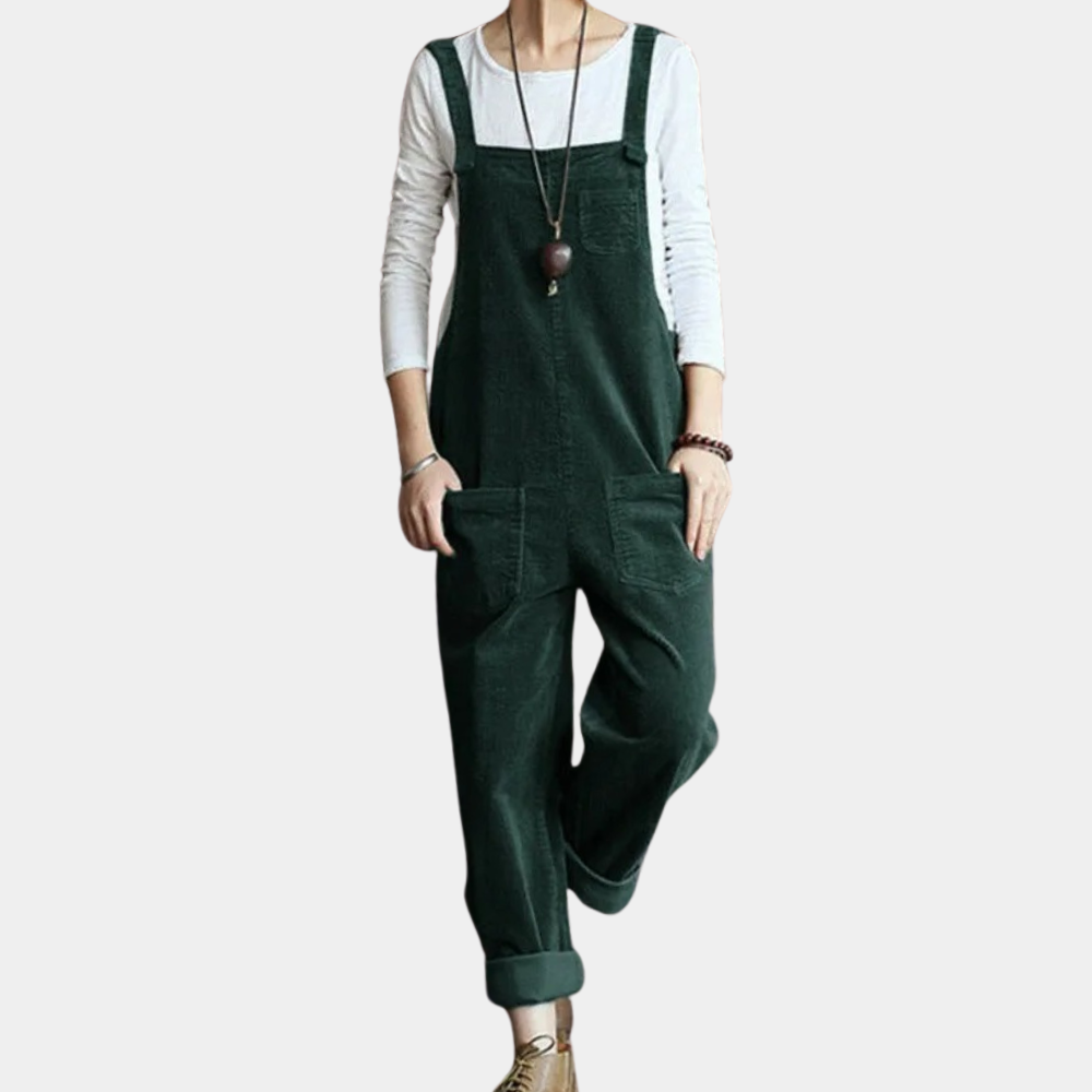 Salopette verte en velours côtelé pour femme, portée avec un t-shirt blanc à manches longues. Mode décontractée, tendance automne-hiver.