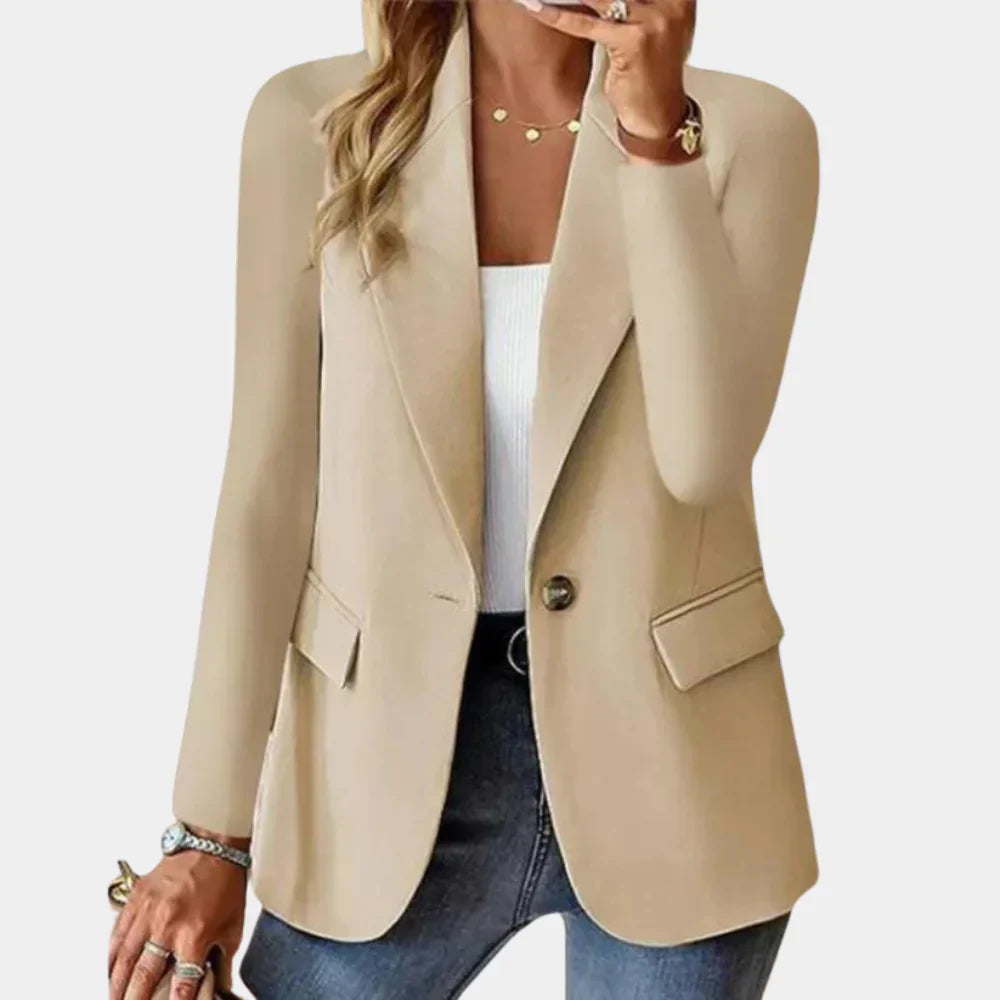 Blazer beige élégant pour femme, porté avec un top blanc et un jean. Mode féminine chic, tenue décontractée, style moderne.