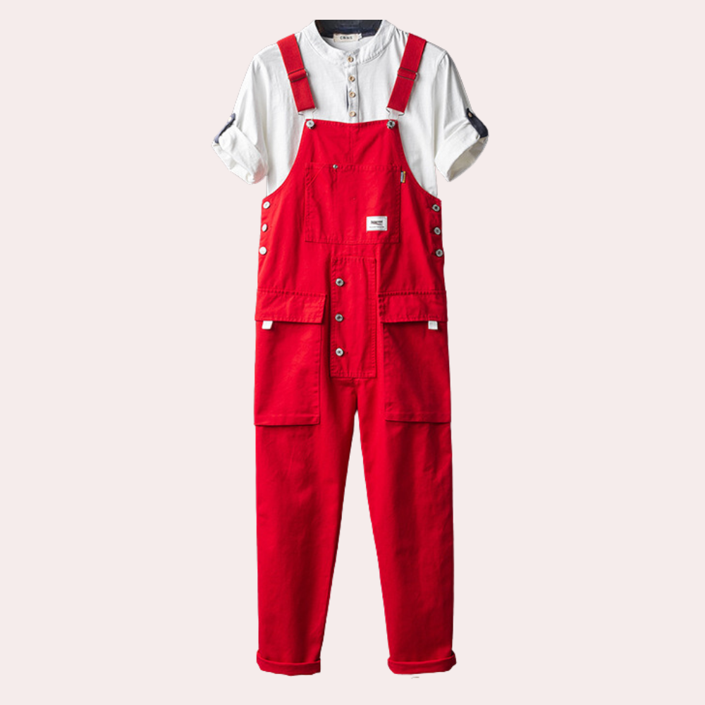 Salopette rouge en coton avec boutons argentés, portée sur une chemise blanche à manches courtes. Mode décontractée, tendance et moderne.