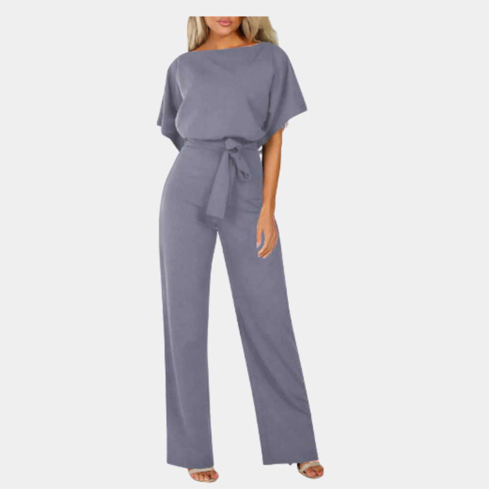 Combinaison femme élégante gris clair avec ceinture nouée, manches courtes et jambes larges. Mode féminine chic et moderne.