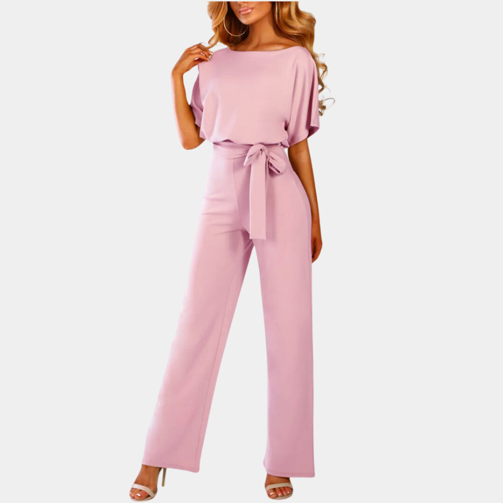 Combinaison rose élégante pour femme avec ceinture nouée, manches courtes et jambes larges, idéale pour une tenue chic et moderne.