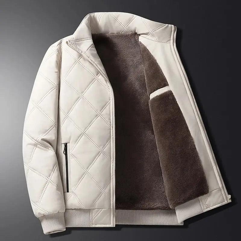 Veste matelassée blanche pour homme avec doublure en fourrure marron, fermeture éclair, poches zippées, style hiver chaud et élégant.