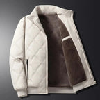 Veste matelassée blanche pour homme avec doublure en fourrure marron, fermeture éclair, poches zippées, style hiver chaud et élégant.