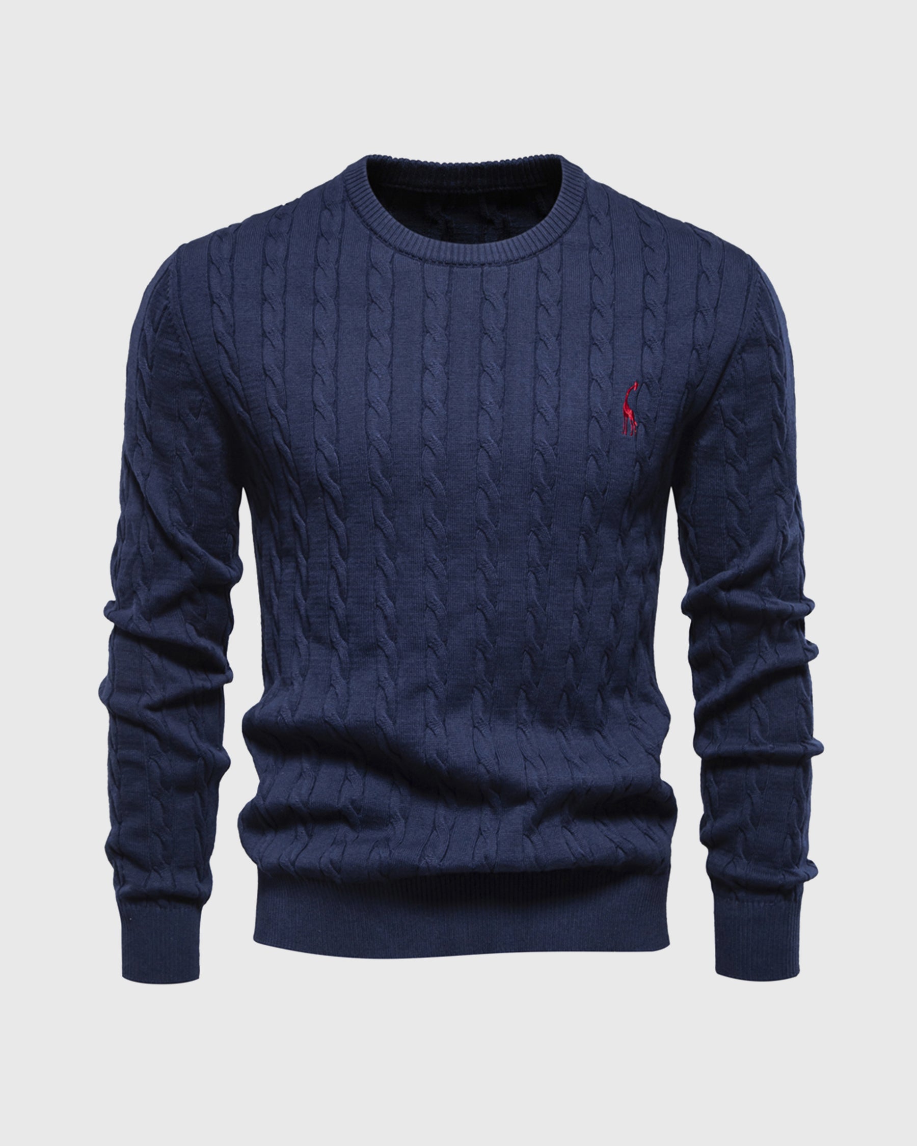 Pull bleu marine en maille torsadée, col rond, avec logo rouge brodé. Mode homme élégante, style classique, parfait pour l'automne-hiver.