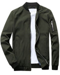 Veste bomber verte pour homme avec fermeture éclair, poche zippée sur la manche, col et poignets côtelés, style décontracté moderne.