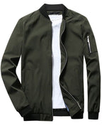 Veste bomber verte pour homme avec fermeture éclair, poche zippée sur la manche, col et poignets côtelés, style décontracté moderne.