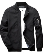 Veste bomber noire pour homme avec fermeture éclair, poche zippée sur la manche, col côtelé, style décontracté et moderne.