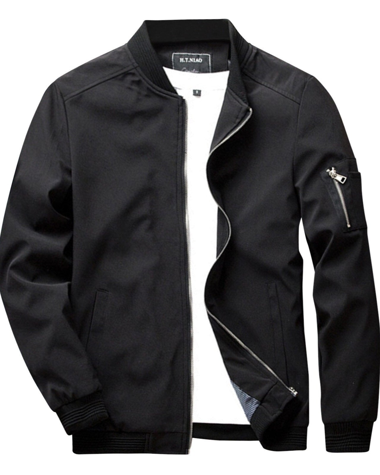 Veste bomber noire pour homme avec fermeture éclair, poche zippée sur la manche, col côtelé, style décontracté et moderne.