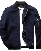 Blouson aviateur bleu marine pour homme avec fermeture éclair, col et poignets côtelés, poche zippée sur la manche, style décontracté et moderne.