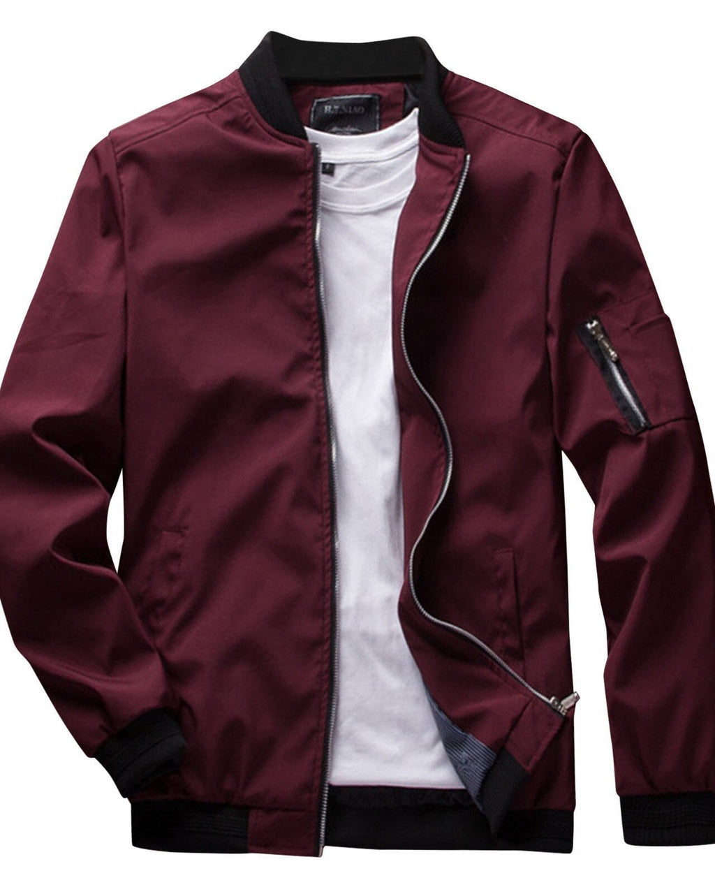 Veste bomber bordeaux pour homme avec col noir, fermeture éclair argentée, poche zippée sur la manche, portée sur un t-shirt blanc.