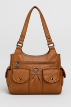 Sac à main en cuir marron avec poches avant, fermeture éclair et détail cœur en métal. Élégant et pratique pour un usage quotidien.