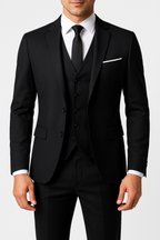 Homme en costume noir élégant avec cravate, chemise blanche et pochette, posant sur fond blanc. Mode masculine, tenue formelle, style classique.