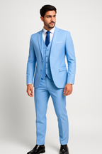 Homme en costume bleu clair élégant, chemise blanche, cravate assortie, posant debout. Mode masculine, tenue formelle, style moderne.