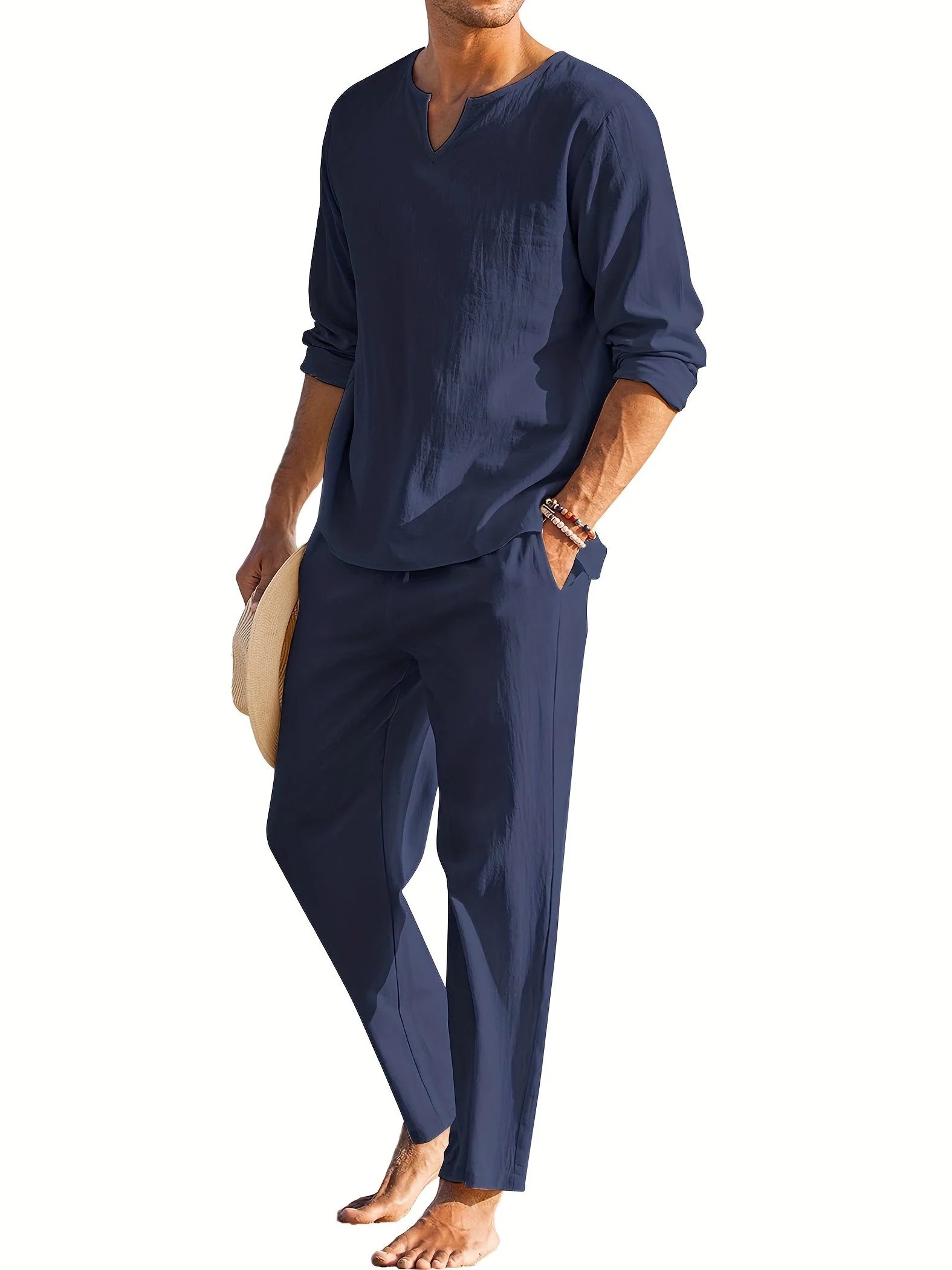 Homme en tenue décontractée bleue, chemise à manches longues et pantalon assorti, tenant un chapeau. Mode masculine élégante et moderne.