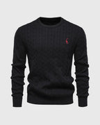 Pull noir en maille torsadée avec logo rouge brodé, col rond, manches longues. Mode homme élégante, style classique et intemporel.