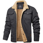 Veste homme noire doublée en fourrure, col en sherpa, poches poitrine, style décontracté, idéale pour l'hiver et les activités extérieures.