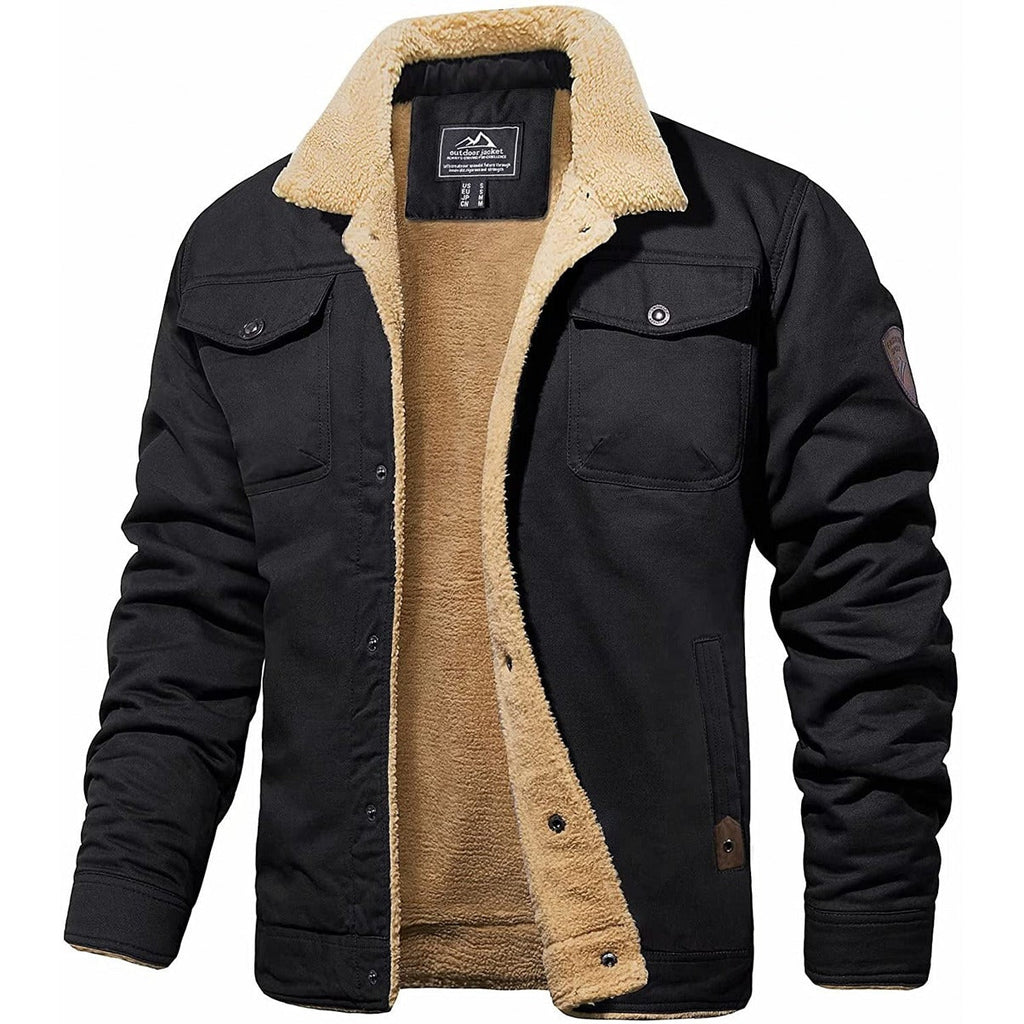 Veste homme noire doublée en sherpa, col en fourrure beige, poches poitrine à rabat, style décontracté hiver, mode masculine chaude.