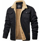 Veste homme noire doublée en sherpa, col en fourrure beige, poches poitrine à rabat, style décontracté hiver, mode masculine chaude.