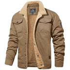 Veste en toile marron pour homme avec doublure en sherpa, col en fourrure synthétique, poches poitrine à rabat, style décontracté et chaud.