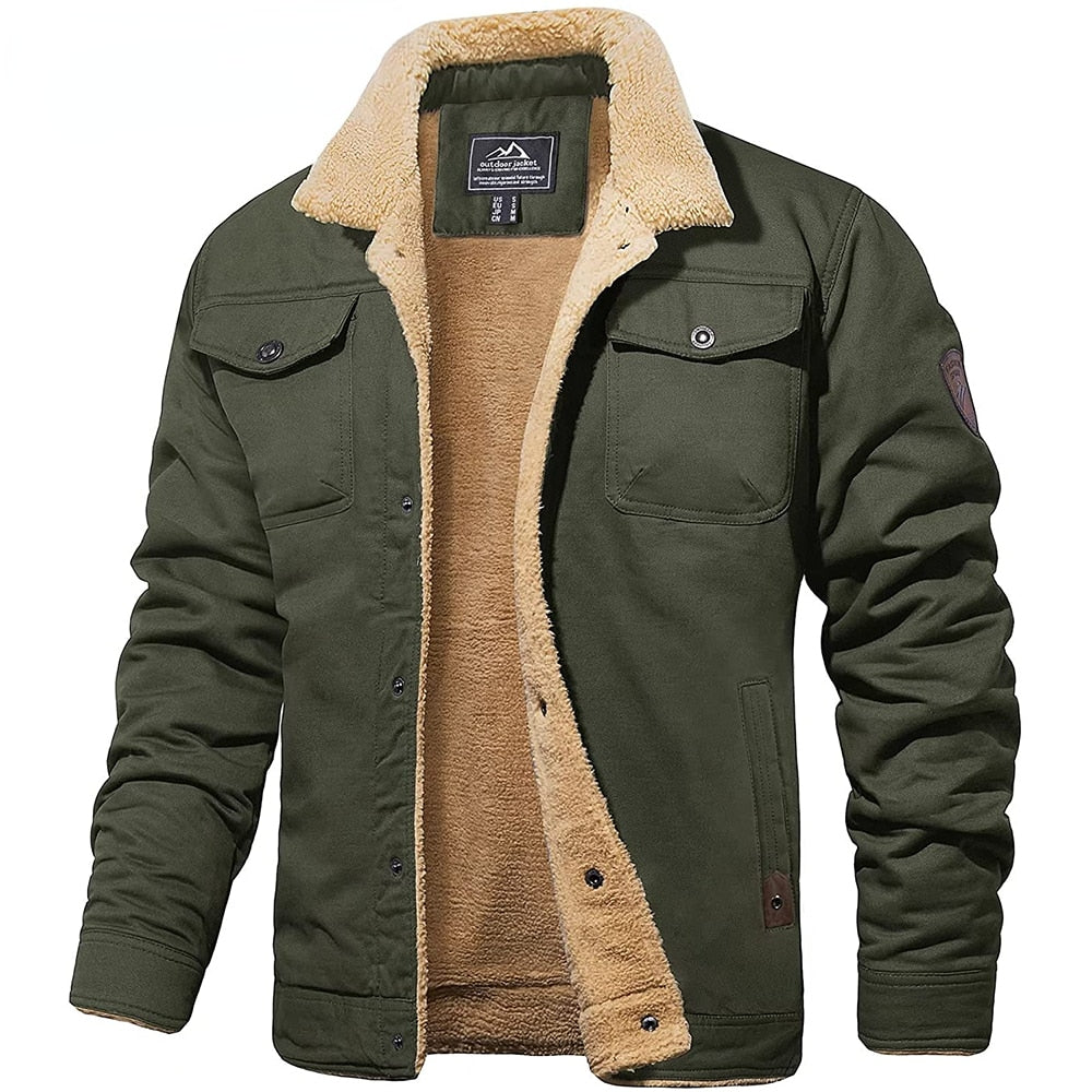 Veste homme verte doublée en polaire, col en fourrure beige, style décontracté, poches poitrine, idéale pour l'hiver et les activités extérieures.