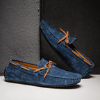 Mocassins en daim bleu pour homme avec lacets marron, semelle antidérapante. Chaussures élégantes et confortables, idéales pour un style décontracté.