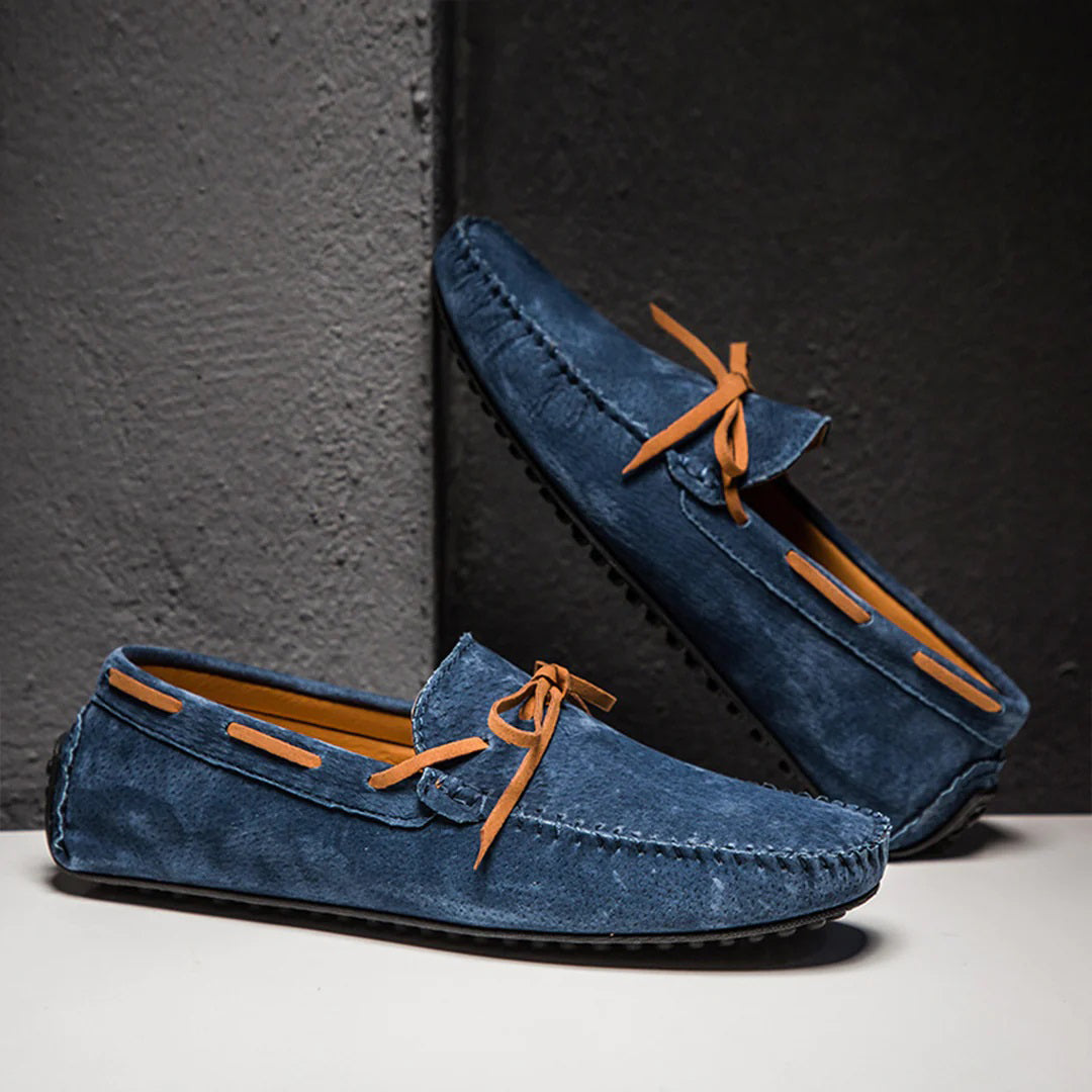 Mocassins en daim bleu pour homme avec lacets marron, semelle antidérapante. Chaussures élégantes et confortables, idéales pour un style décontracté.