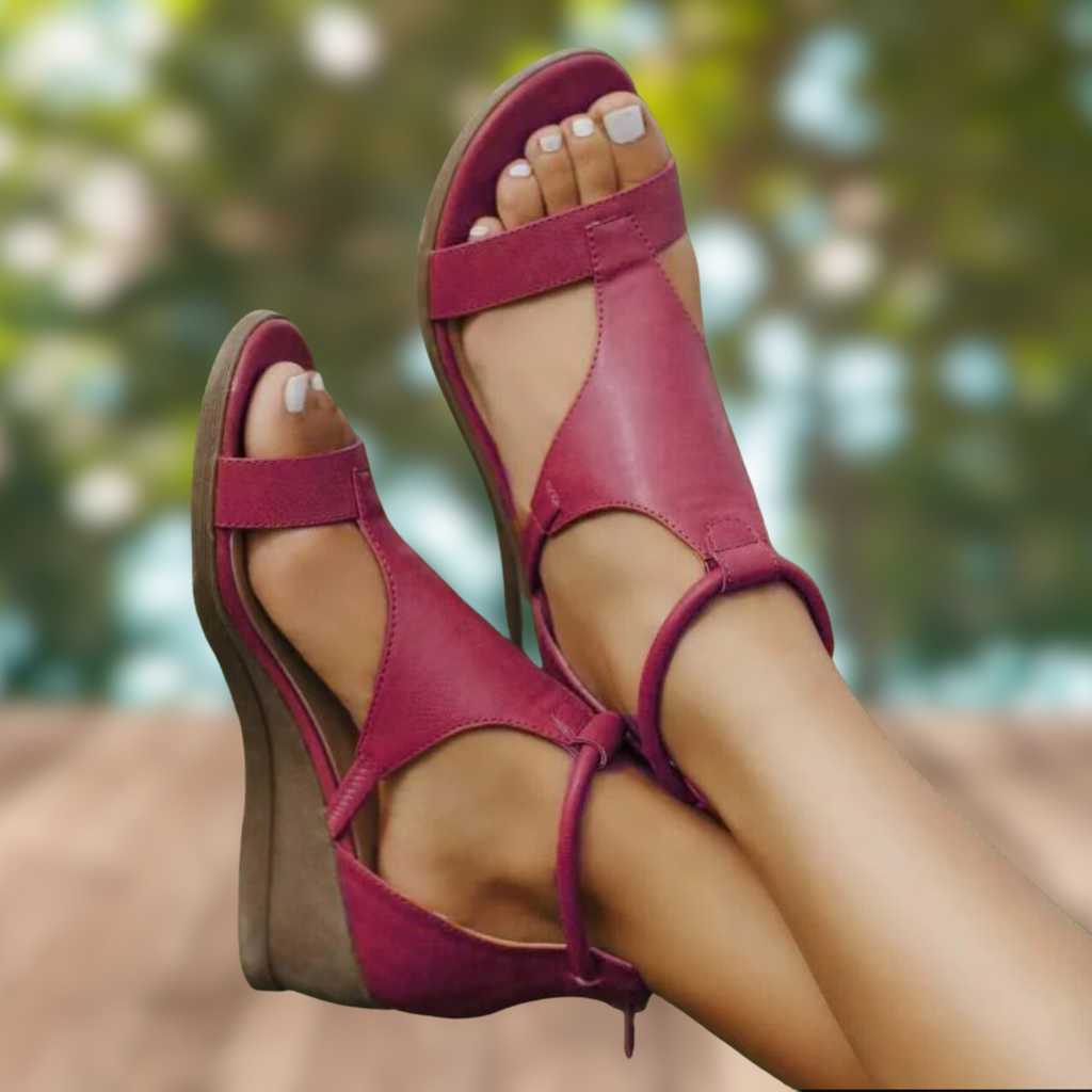 Sandales rouges pour femme sur fond flou de nature, design élégant et confortable, parfaites pour l'été et les promenades en plein air.
