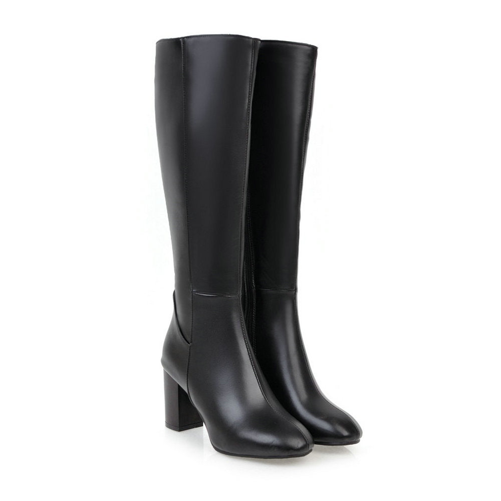 Bottes noires en cuir à talons hauts, élégantes et modernes, idéales pour l'automne et l'hiver. Chaussures femme tendance et confortables.