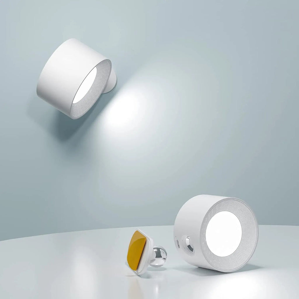 Lampe murale LED blanche moderne sur fond bleu, design minimaliste, éclairage intérieur, lumière directionnelle, décoration contemporaine.