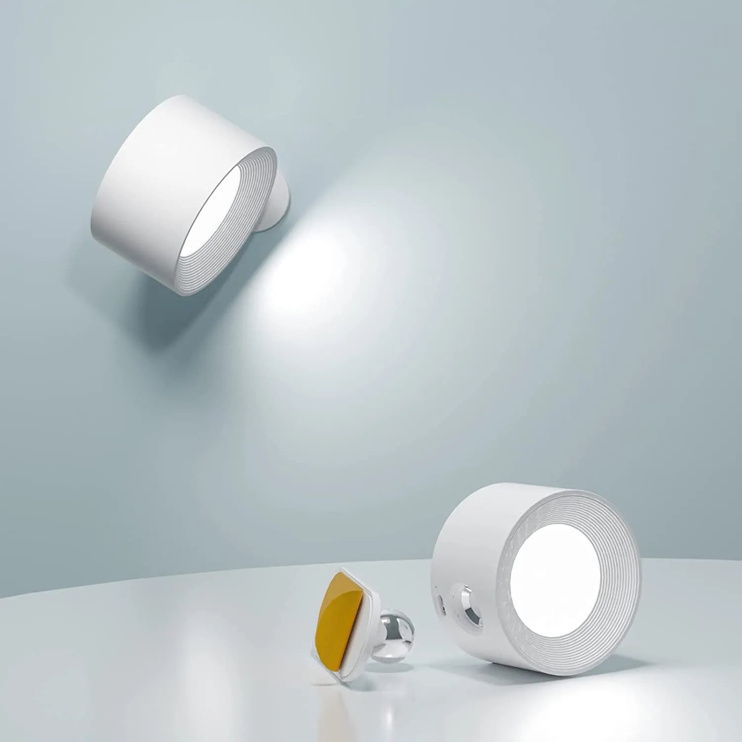 Lampe murale LED blanche moderne sur fond bleu, design minimaliste, éclairage intérieur, lumière directionnelle, décoration contemporaine.