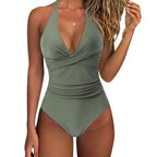 Femme en maillot de bain une pièce vert olive, décolleté plongeant, style élégant, plage, mode été, tendance 2023, maillot chic.