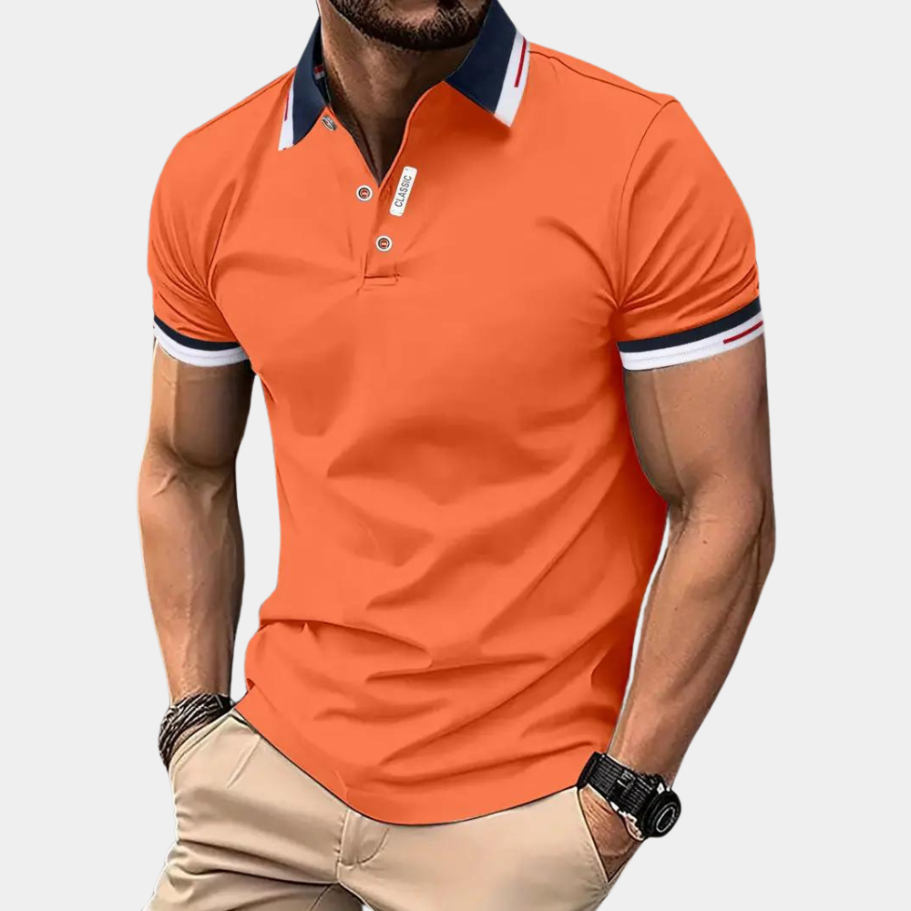 Homme portant un polo orange vif avec col contrasté, manches courtes, et pantalon beige. Mode masculine élégante et décontractée.